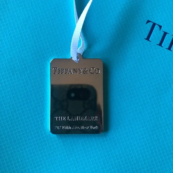 Tiffany & Co. Two large shopping bags and Landmark charm - Picture 5 of 12